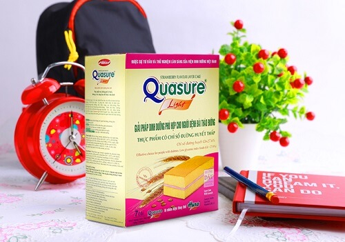 Bánh bông lan kem Quasure Light dâu HG 140g