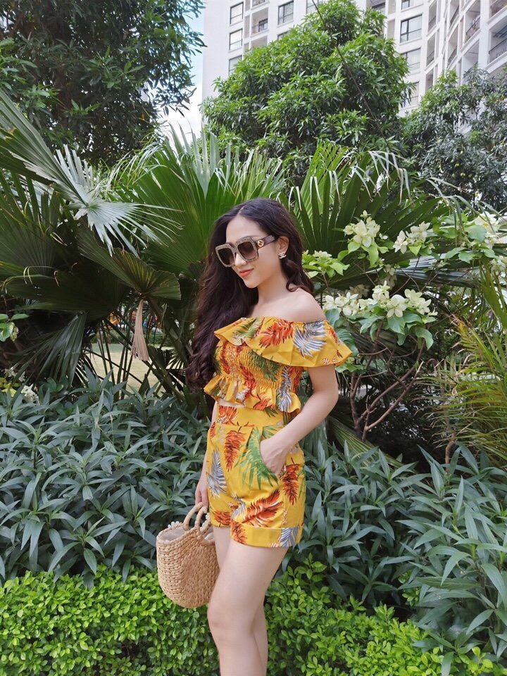 Jumpsuit hoa trễ vai