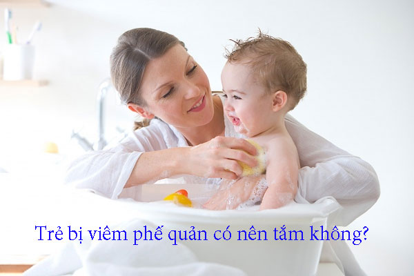 Trẻ bị viêm phế quản có nên tắm không?