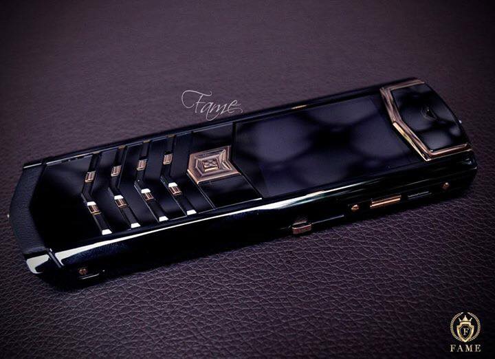 Điện thoại Vertu Signature S đen bằng vàng đỏ