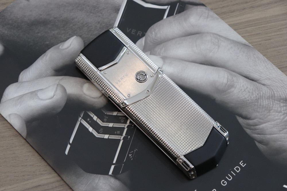 Điện Thoại Vertu Signature V Pure Silver Clous De Paris Mua Ở Đâu? Giá Bao Nhiêu? Tốt Không?